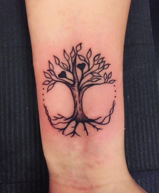 tattoo feminin avec arbre de vie 27