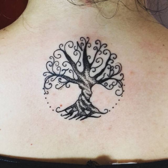 tattoo feminin avec arbre de vie 29