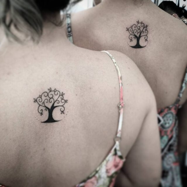 tattoo feminin avec arbre de vie 32