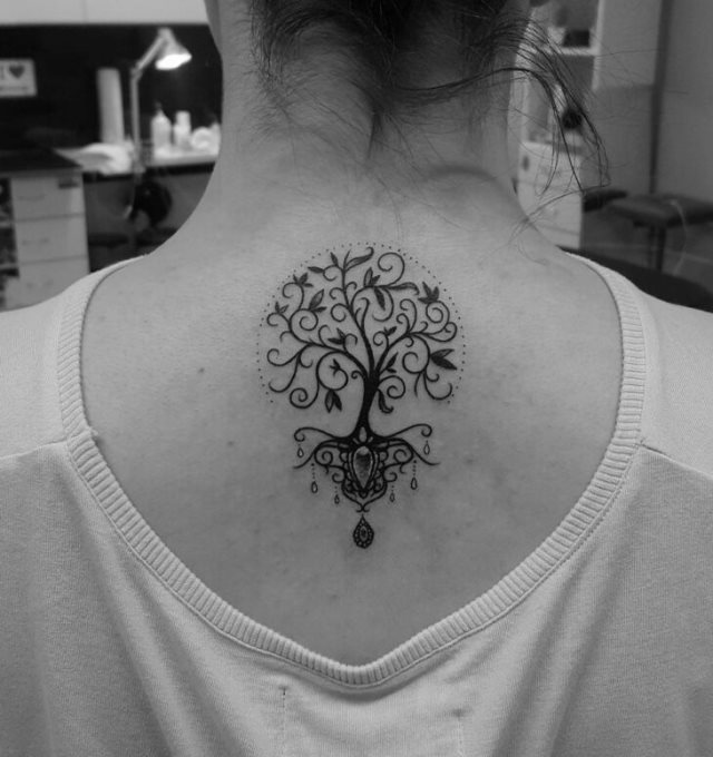 tattoo feminin avec arbre de vie 33