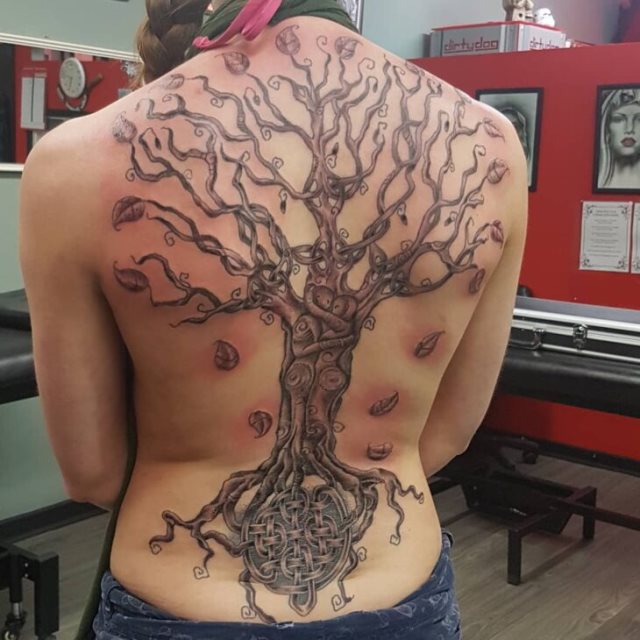 tattoo feminin avec arbre de vie 35