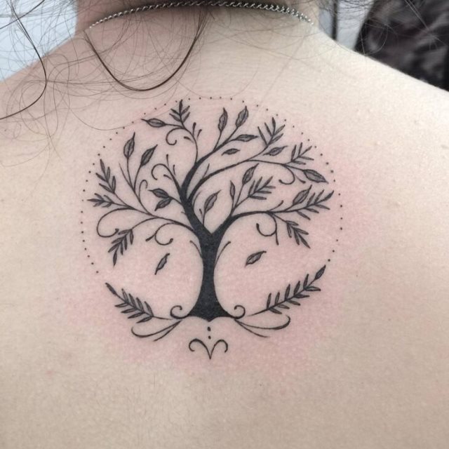 tattoo feminin avec arbre de vie 36