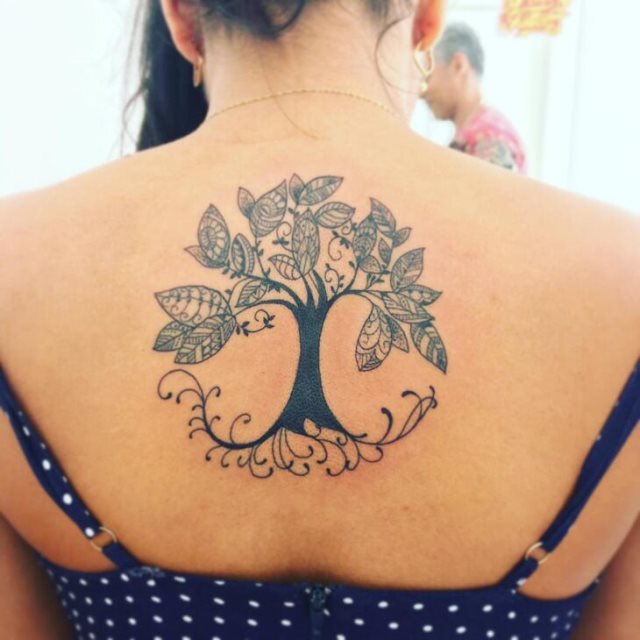 tattoo feminin avec arbre de vie 38