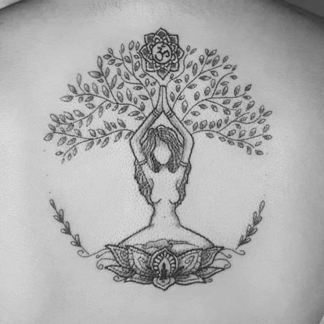 tattoo feminin avec arbre de vie 39