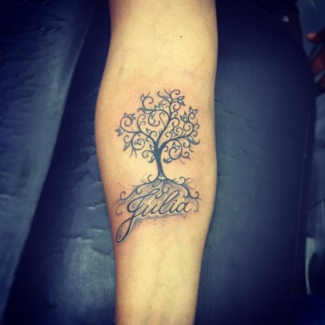tattoo feminin avec arbre de vie 42