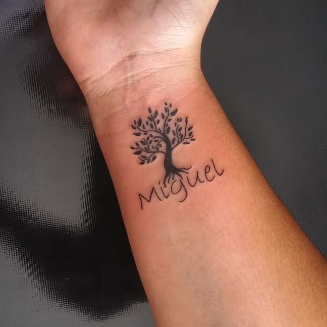 tattoo feminin avec arbre de vie 46