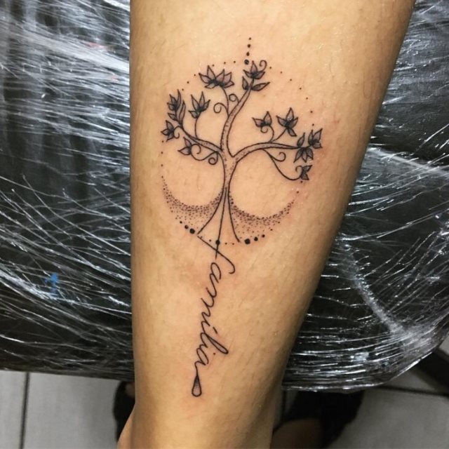 tattoo feminin avec arbre de vie 48