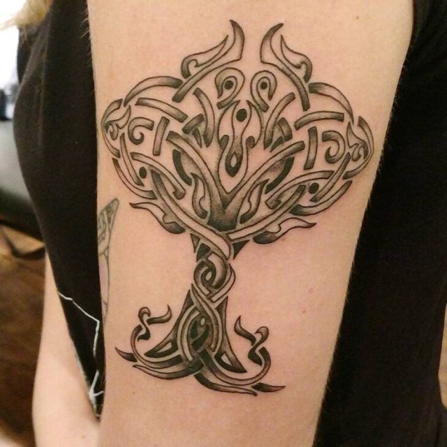 tattoo feminin avec arbre de vie 54