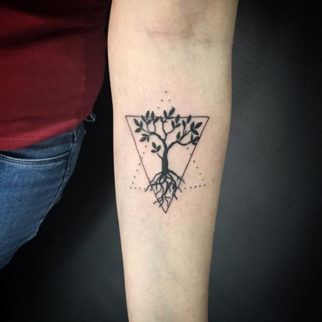 tattoo feminin avec arbre de vie 55