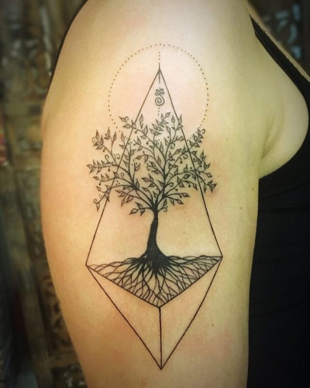 tattoo feminin avec arbre de vie 60