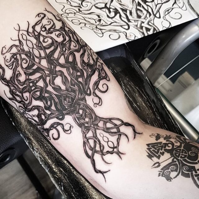 tattoo feminin avec arbre de vie 61