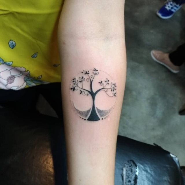 tattoo feminin avec arbre de vie 62