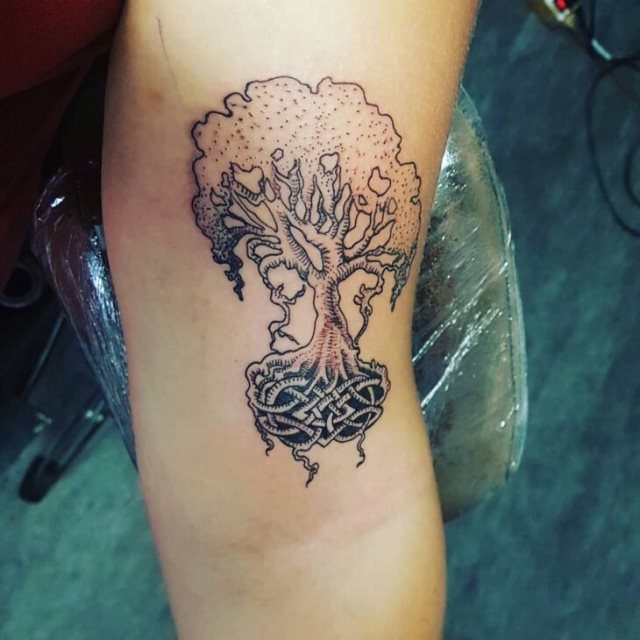 tattoo feminin avec arbre de vie 63