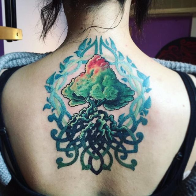 tattoo feminin avec arbre de vie 70