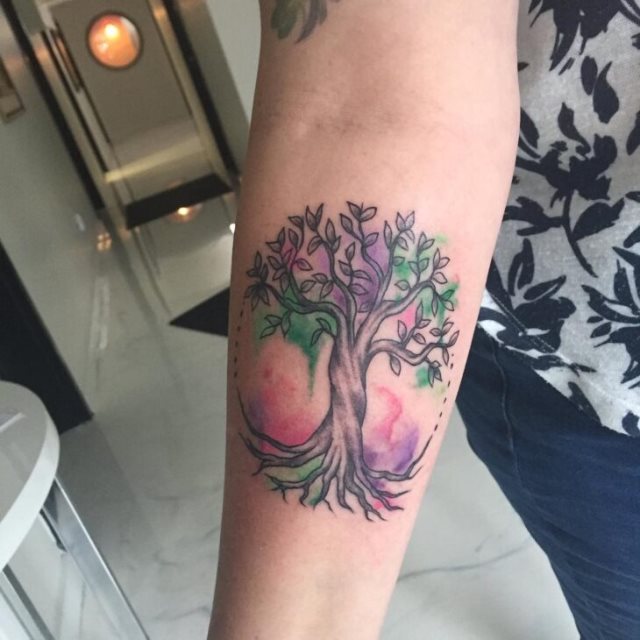 tattoo feminin avec arbre de vie 72