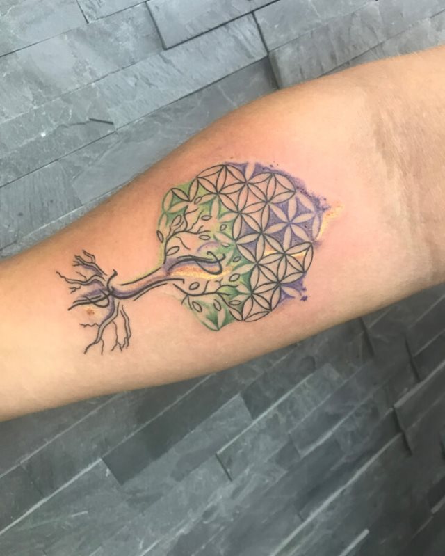tattoo feminin avec arbre de vie 73