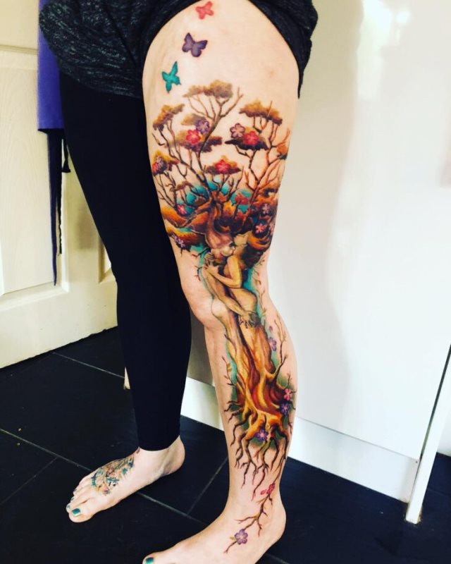 tattoo feminin avec arbre de vie 77