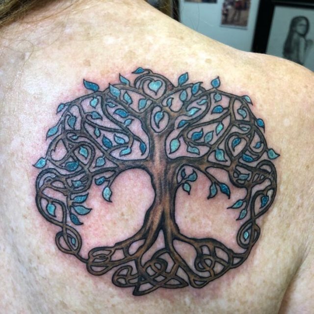 tattoo feminin avec arbre de vie 80