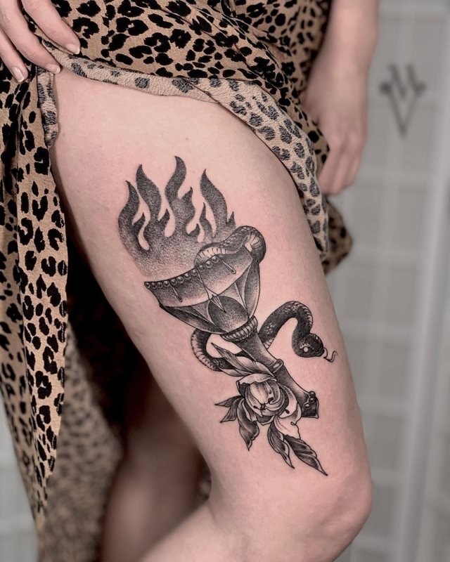 tattoo feminin avec feu 15