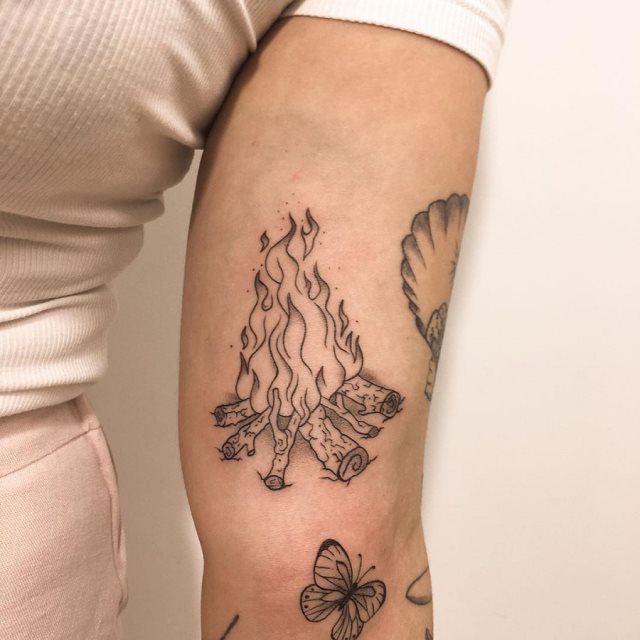 tattoo feminin avec feu 19
