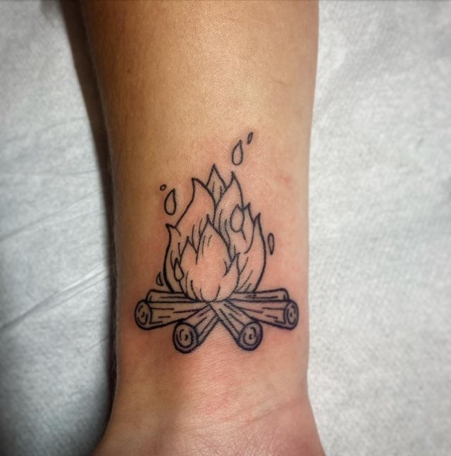 tattoo feminin avec feu 21