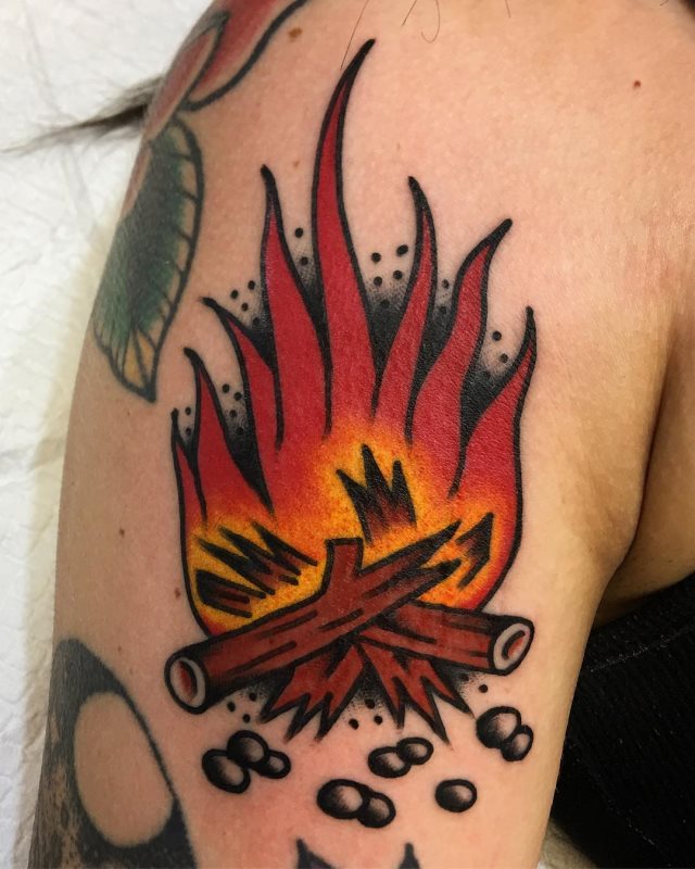 tattoo feminin avec feu 30