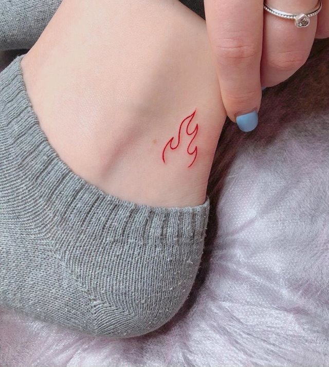 tattoo feminin avec feu 40