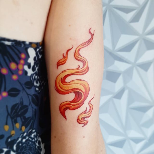 tattoo feminin avec feu 44