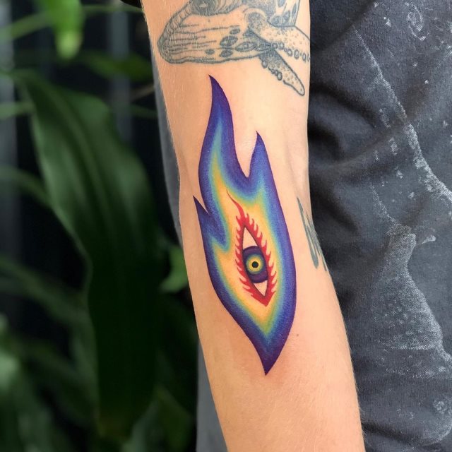 tattoo feminin avec feu 49