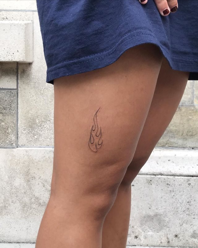 tattoo feminin avec feu 53