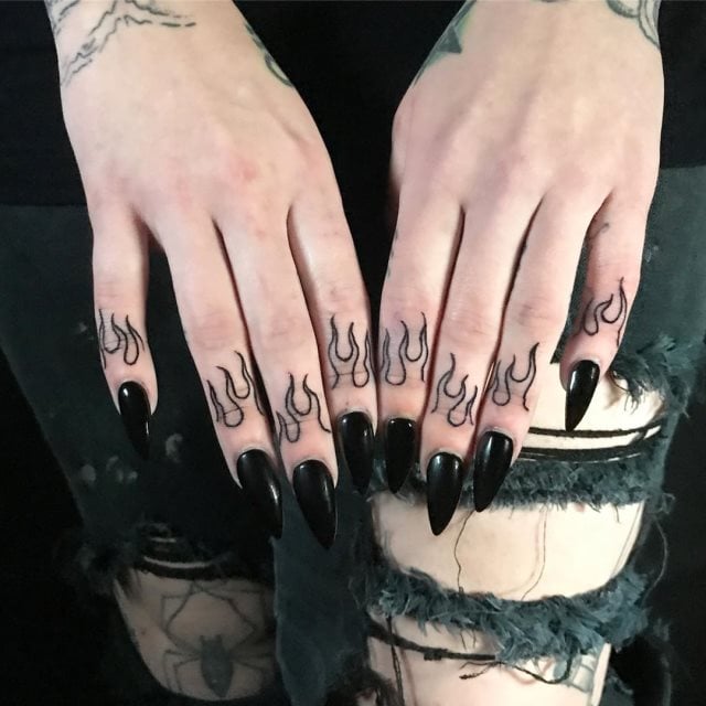 tattoo feminin avec feu 55