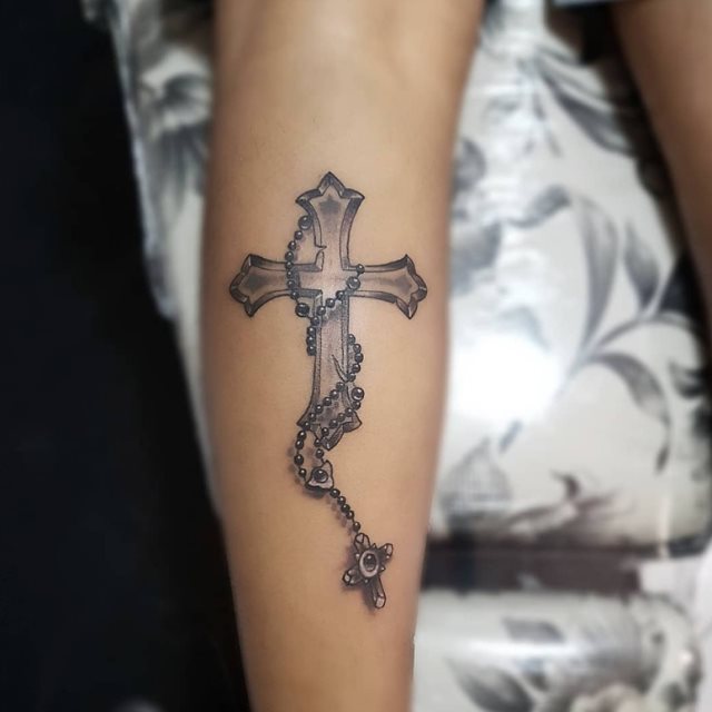tattoo feminin croix 14
