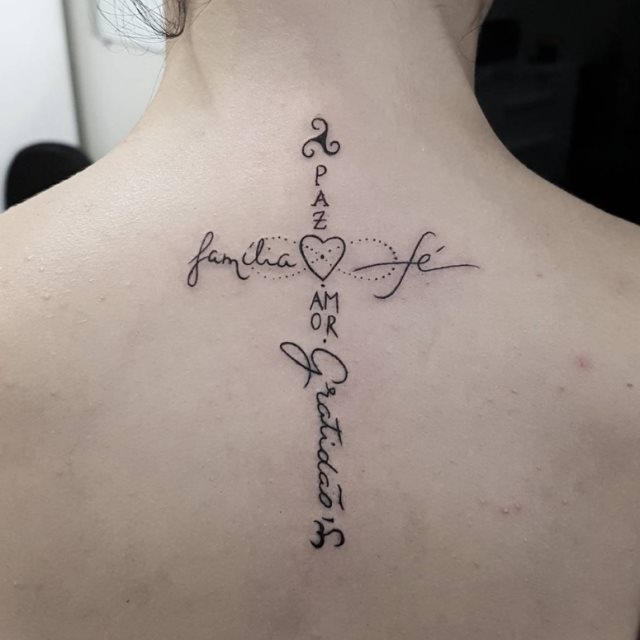 tattoo feminin croix 15