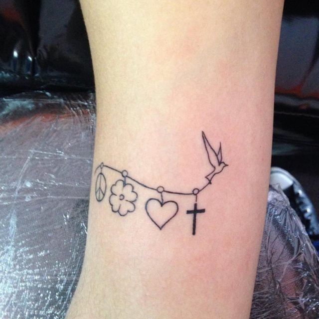 tattoo feminin croix 24
