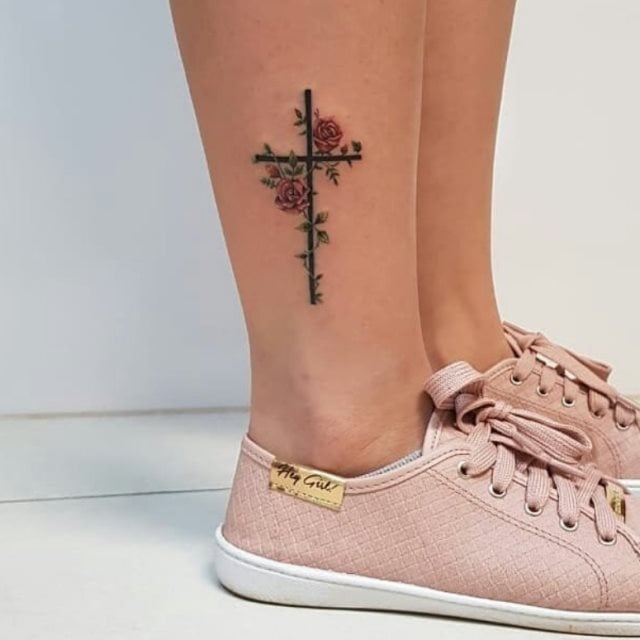tattoo feminin croix 26