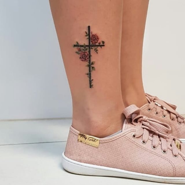 tattoo feminin croix 26