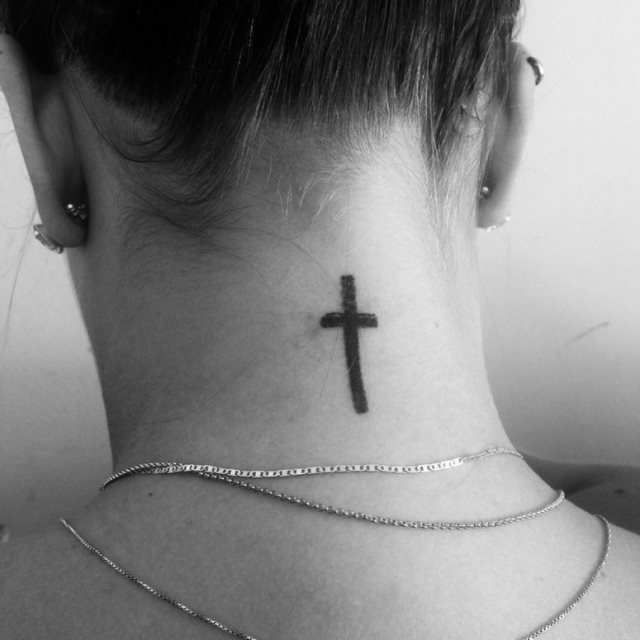 tattoo feminin croix 39