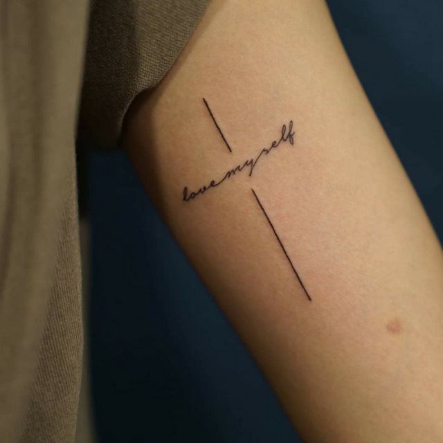 tattoo feminin croix 48