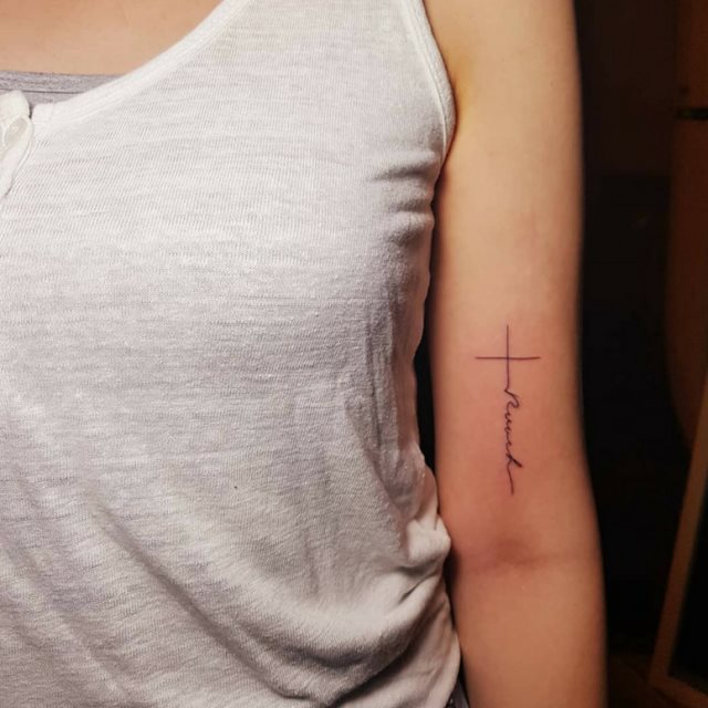 tattoo feminin croix 49