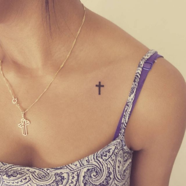tattoo feminin croix 55
