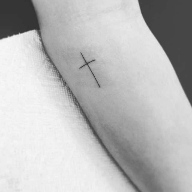 tattoo feminin croix 56
