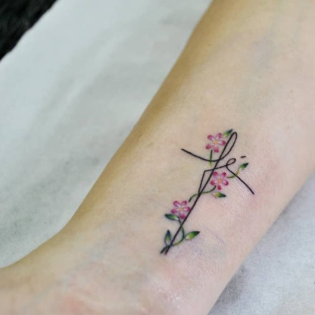 tattoo feminin croix 64