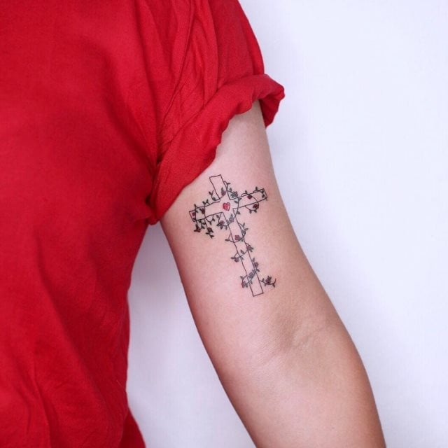 tattoo feminin croix 68