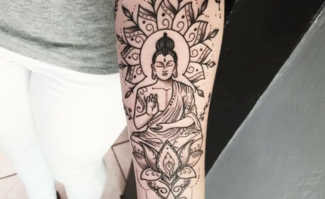 tattoo feminin de bouddha 01