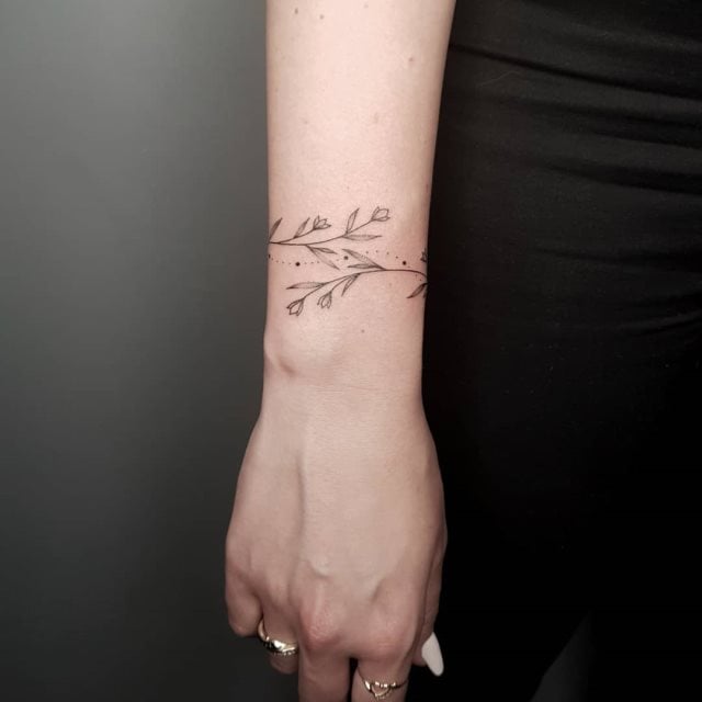 tattoo feminin de bracelet 11
