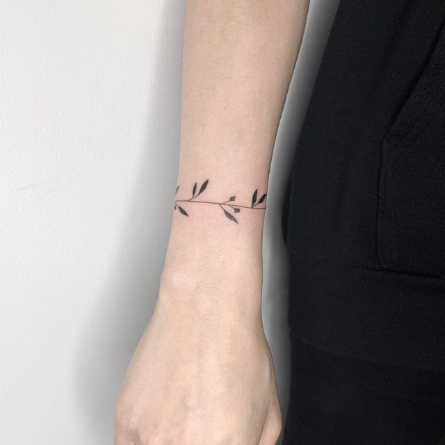 tattoo feminin de bracelet 54