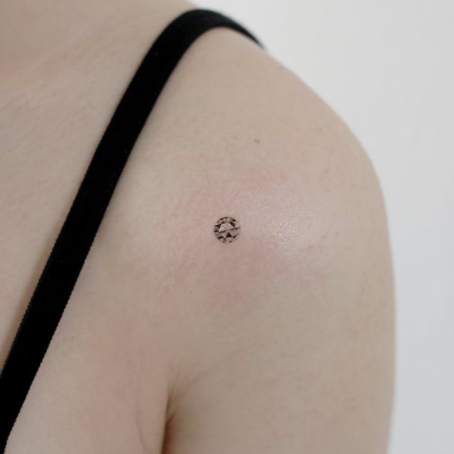tattoo feminin de diamant 10