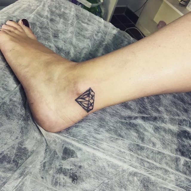 tattoo feminin de diamant 45