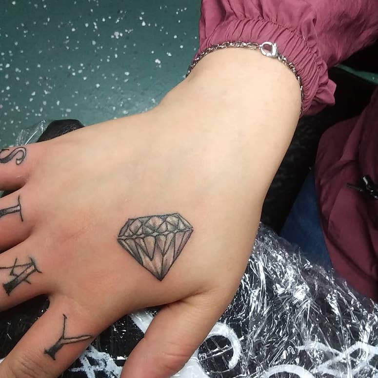 tattoo feminin de diamant 49