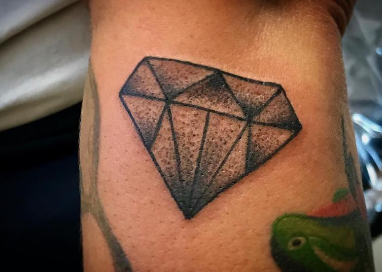 tattoo feminin de diamant 50